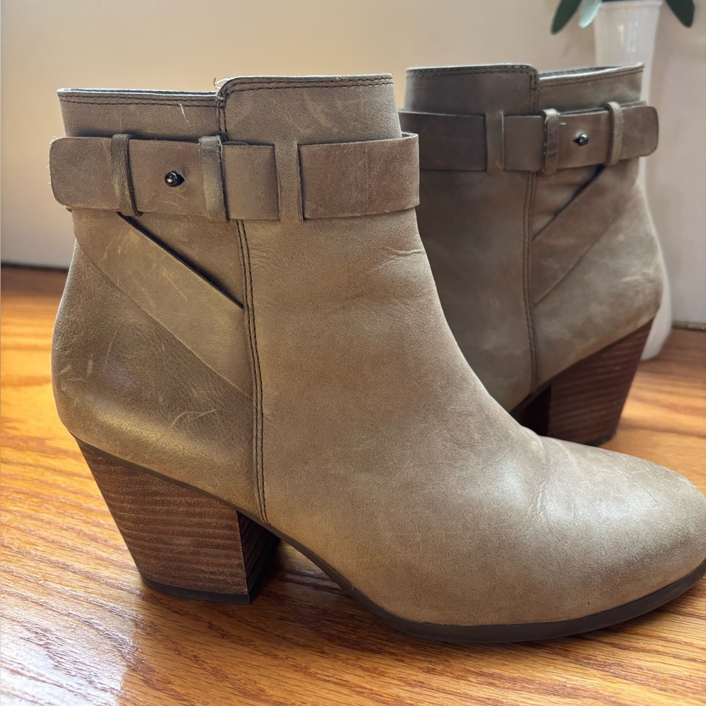 Aerosoles leather size 9 taupe ankle boot.